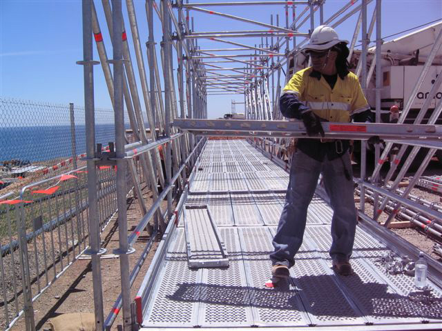 High and dry footbridge scaffold