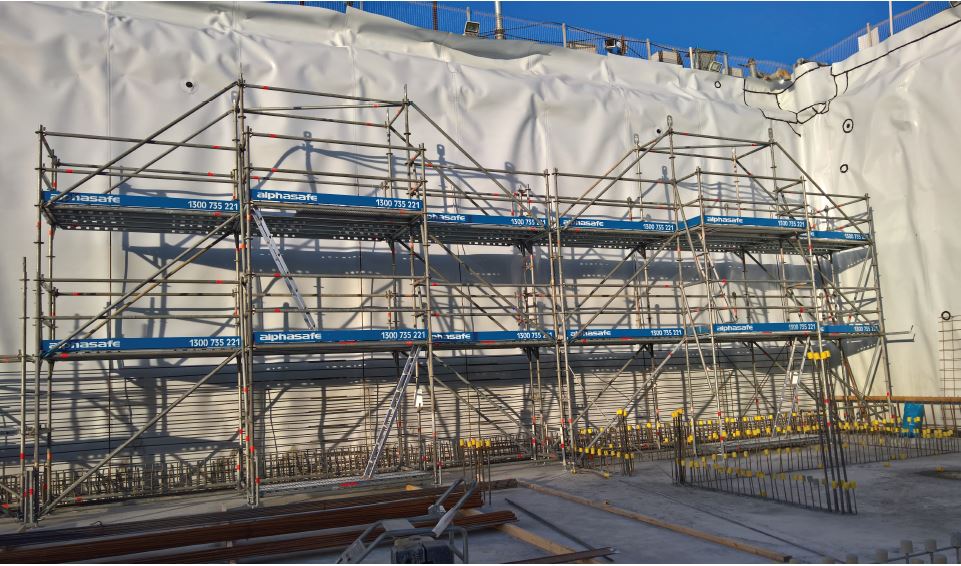Craneable facade scaffold modules