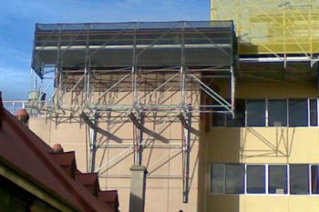Pre-cast panels cantilever scaffold